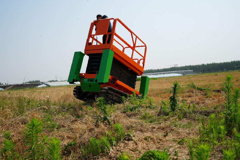 泥土，青草與履帶痕：法斯特履帶升降機的田野筆記?！
